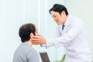 眼科医が患者の眼を診察している写真